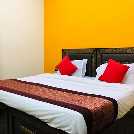 Hotel Tip Top -- Lpu Law Gate -- Family, Students, Couples Phagwāra المظهر الخارجي الصورة
