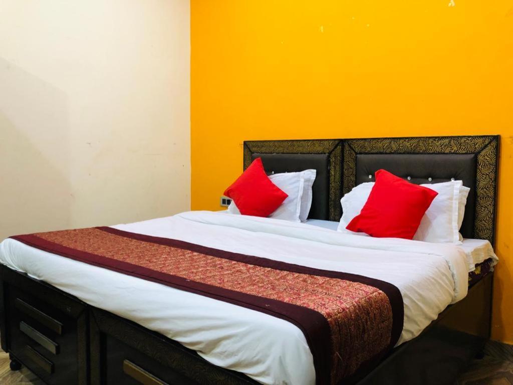 Hotel Tip Top -- Lpu Law Gate -- Family, Students, Couples Phagwāra المظهر الخارجي الصورة