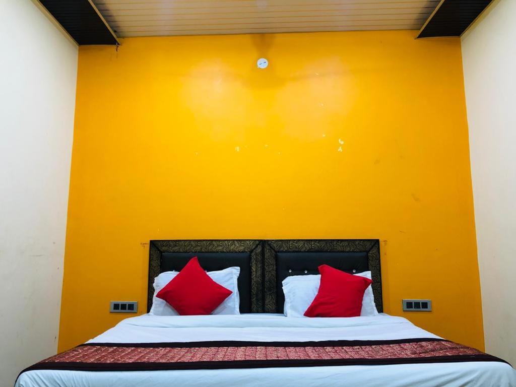 Hotel Tip Top -- Lpu Law Gate -- Family, Students, Couples Phagwāra المظهر الخارجي الصورة