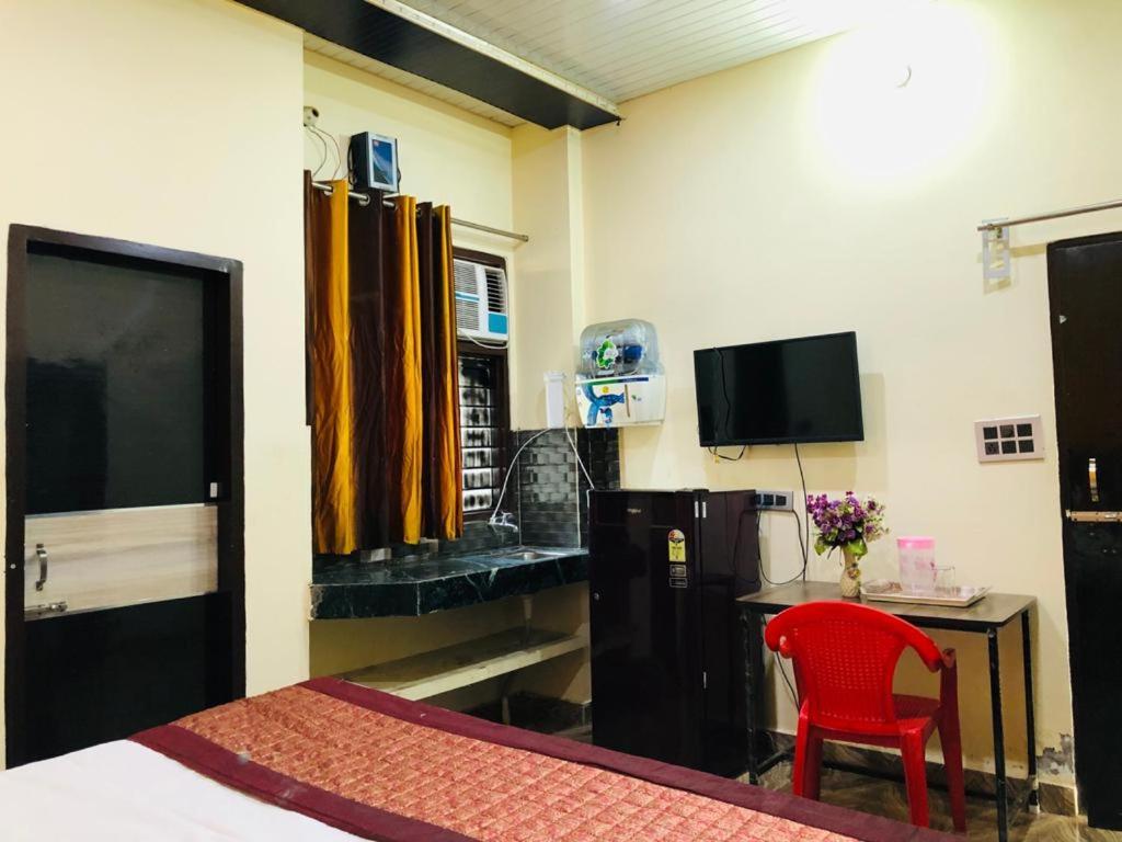 Hotel Tip Top -- Lpu Law Gate -- Family, Students, Couples Phagwāra المظهر الخارجي الصورة