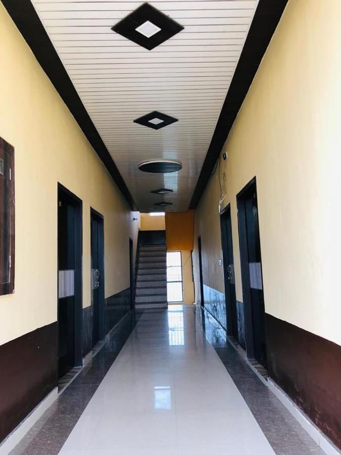 Hotel Tip Top -- Lpu Law Gate -- Family, Students, Couples Phagwāra المظهر الخارجي الصورة