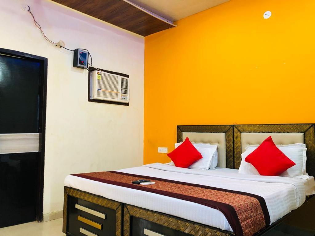 Hotel Tip Top -- Lpu Law Gate -- Family, Students, Couples Phagwāra المظهر الخارجي الصورة
