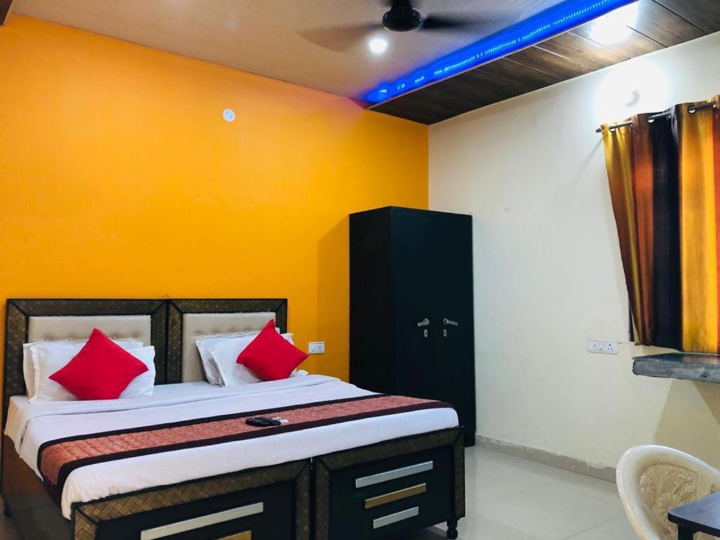 Hotel Tip Top -- Lpu Law Gate -- Family, Students, Couples Phagwāra المظهر الخارجي الصورة